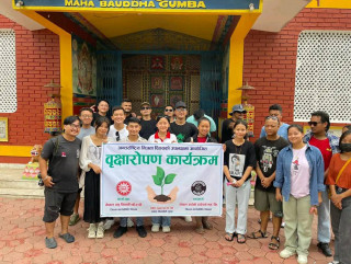 तमू विद्यार्थी छोंज धीं चितवनद्वारा गुम्बा परिसरमा वृक्षारोपण