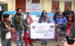 तमू धीं युकेको आमा समूहद्वारा चितवनको इच्छाकामनामा न्यानो कपडा वितरण