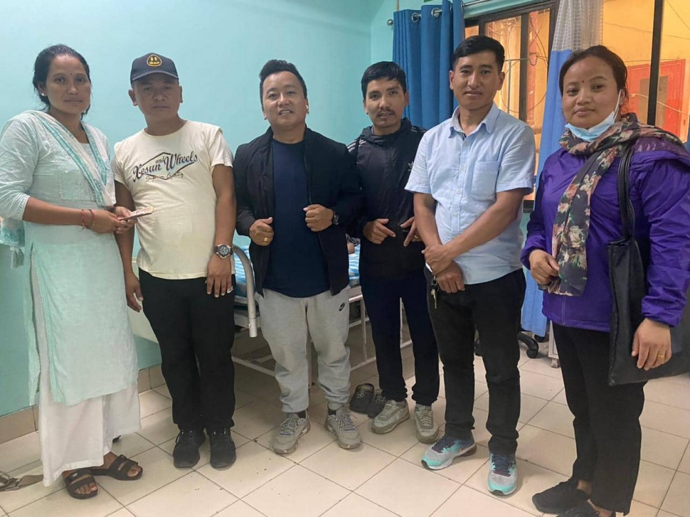 गोरखाका बाथ लुपास बिरामी मन्दिप तमूलाई ‘रमाइलो साँझ अनि हामी सबैको साथ ग्रुप’द्वारा आर्थिक सहयोग