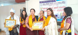 कर्म–कर्ण आदिवासी जनजाति पत्रकारिता पुरस्कारबाट रुद्रबहादुर हितानमगर र इन्दिरा गुरुङ सम्मानित